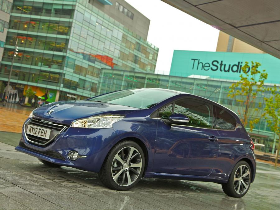  Peugeot 208 3-Door 2012 года  (UK) (фото 7 из 13)
